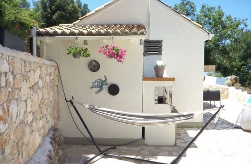 Petaleia Apartment | Lovely Studio in Strinilas with its own pool