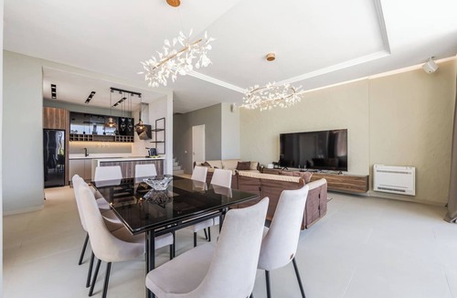 Jala Villa | Luxe Green Coast Villa | Jacuzzi & Free Buggy by PikHost