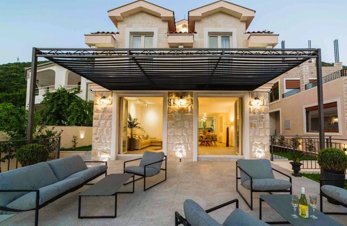 Lepetane Villa | ❤️Luxury Seafront Villa–4BR | 5 Baths| 3 Equipped kitchen| Hot Tub| BBQ| Terrace