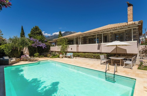 Lefktron Apartment | Luxury Suite in the heart of Stoupa