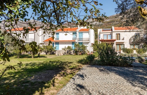 Kaluđerac Villa | Luxury Vacation Home with a Private Swimming pool in Buljarica