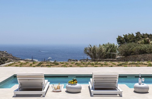 Paraga Villa | Luxury Villa, 5mins to Scorpios, Nammos & Mykonos Town, pool & 2 jacuzzis