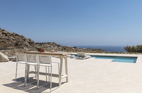 Paraga Villa | Luxury Villa, 5mins to Scorpios, Nammos & Mykonos Town, pool & 2 jacuzzis