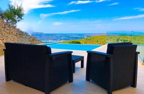 Kardhakata House | Luxury villa with private infinity pool