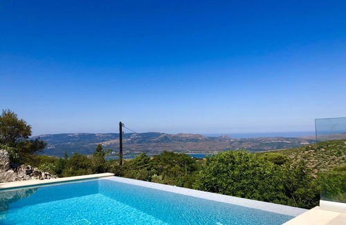 Kardhakata House | Luxury villa with private infinity pool