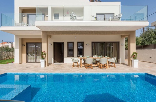 Agia Villa | Luxury villa within walking distance to the beach!