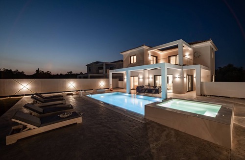 Neromilos Villa | Luxury villas with private pool and jacuzzi.