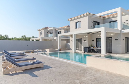 Neromilos Villa | Luxury villas with private pool and jacuzzi.