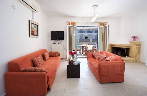 Karavomylos House | Maisonette With Shared Pool, Sea And Mountain Views