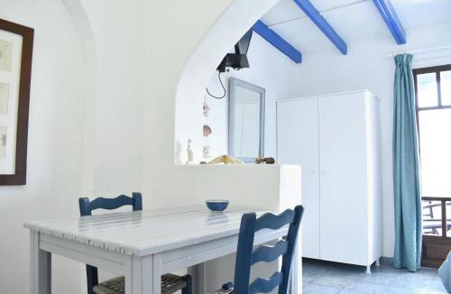 Merichas Hotel | Martinos Studios, Merihas port