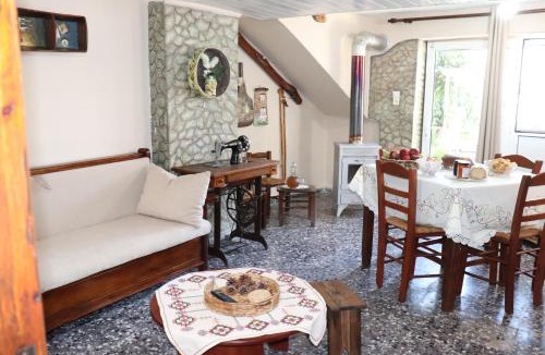 Kymi-Aliveri Apartment | Mary's house