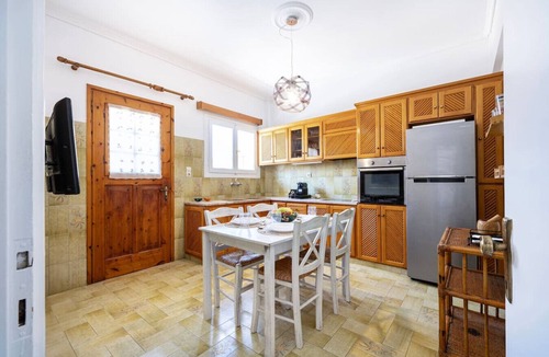 Kos Apartment | Massive 4BR Retro Apartment | 3 min Walk to Beach