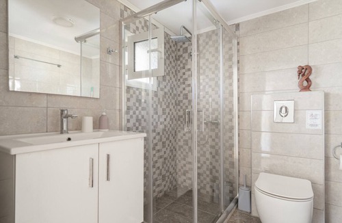 Nidri Apartment | Mati Studio with Mountain View, Wi-Fi and Air Conditioning
