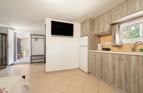 Nidri Apartment | Mati Studio with Mountain View, Wi-Fi and Air Conditioning