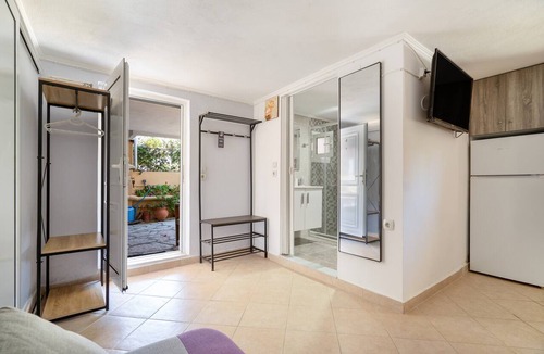 Nidri Apartment | Mati Studio with Mountain View, Wi-Fi and Air Conditioning
