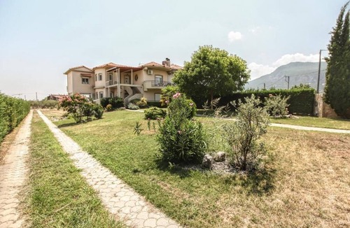 Kalambaka Villa | Meteora 's Secret Garden House 1