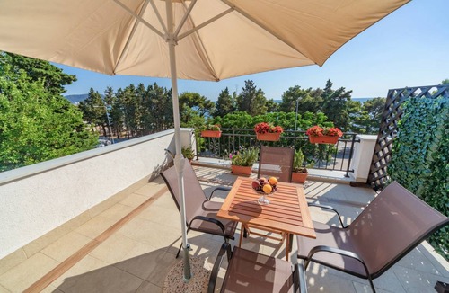 Bar Apartment | Mika's Seaview Apartments - One bedroom Apartment 2