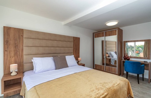 Bar Apartment | Mika's Seaview Apartments - One bedroom Apartment 2