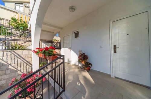 Bar Apartment | Mika's Seaview Apartments - One bedroom Apartment 2