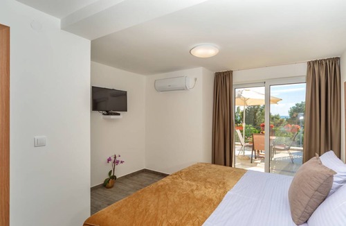Bar Apartment | Mika's Seaview Apartments - One bedroom Apartment 2