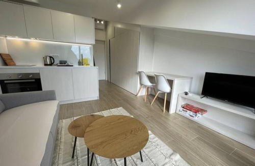 Tomicici Apartment | Mini Condos® 30DL - Studio 2 minutes to waterfront