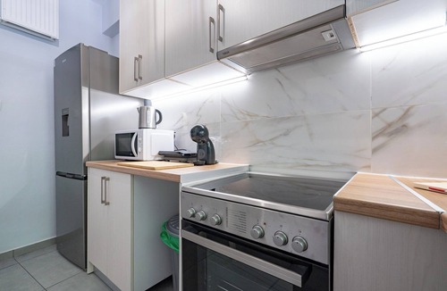 Petralona Apartment | Minimal Frame by ΜΡS