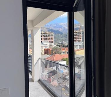 Bjelisi Apartment | Moderan 80m2 apartman - 2 kupatila - terasa - blizu centra i plaze