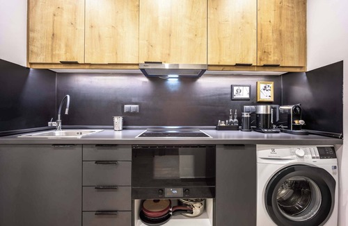 Neapoli Apartment | Modern 2BR in Exarchia | Ensuite Baths & Workspace