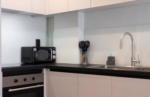 Kypseli Apartment | Modern 2BR w/Rooftop Sauna/Gym/Meeting Room