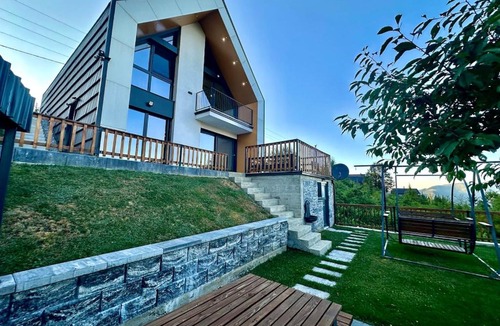 Hoçë e Qytetit Ski Chalet | Modern cabin with stunning mountain views