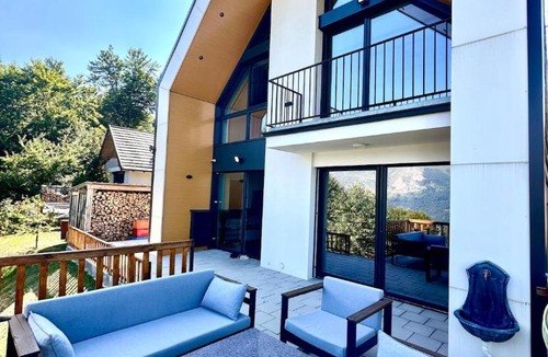 Hoçë e Qytetit Ski Chalet | Modern cabin with stunning mountain views