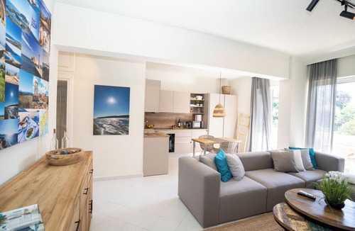 Petaloudes Apartment | Modern central apartment for couples with 2 balconies - relax in style