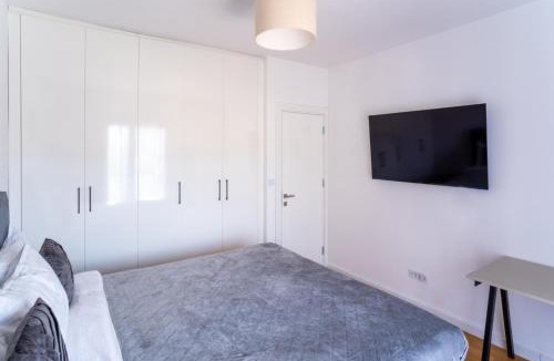 Tomicici Apartment | Modern One-Bedroom Apartment - 5 min to Porto Montenegro