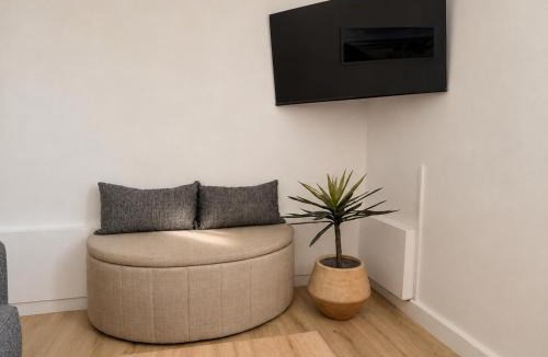 Ano Kipseli Apartment | Modern Semi-Basement Αpt - Vibrant Kypseli by ΜΡS