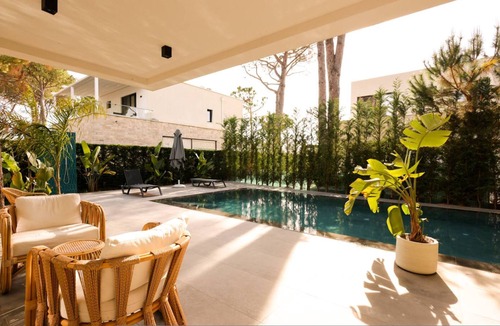 Ishem Apartment | Modern Villa, Private Pool in the Pines