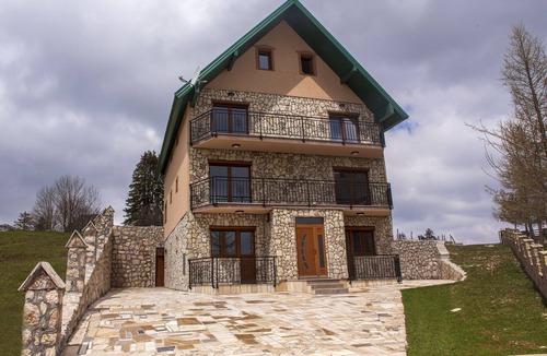 Zabljak Apartment | Mountain Majesty Studio Apartment in Zabljak