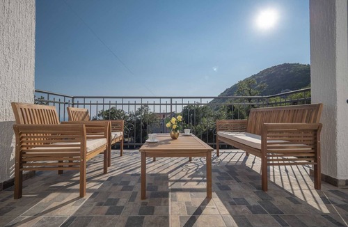 Lapcici Villa | Mountain Wreath Villa