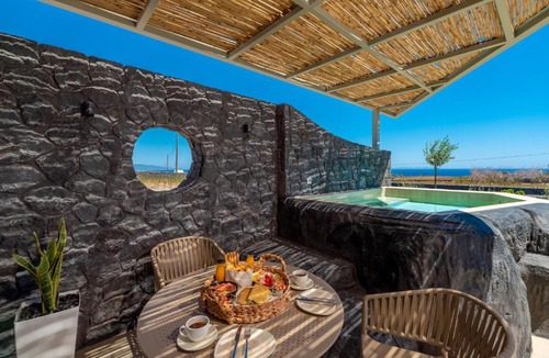 Kamari Bed & Breakfast | Mperes Villas
