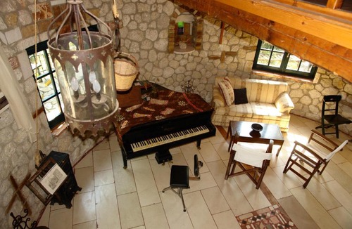 Vatos Villa | Musician's Round House & Castello