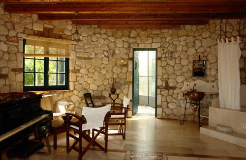 Vatos Villa | Musician's Round House & Castello