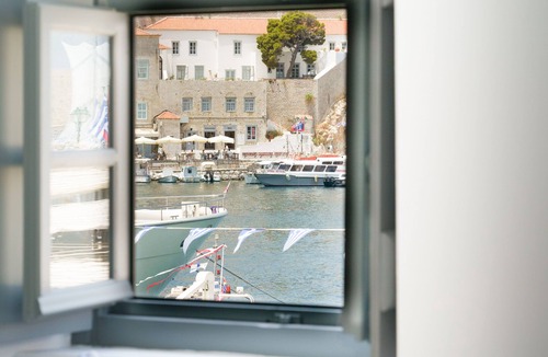 idhra Apartment | MyCrown Suite, Luxurious, sea view at port of Hydra