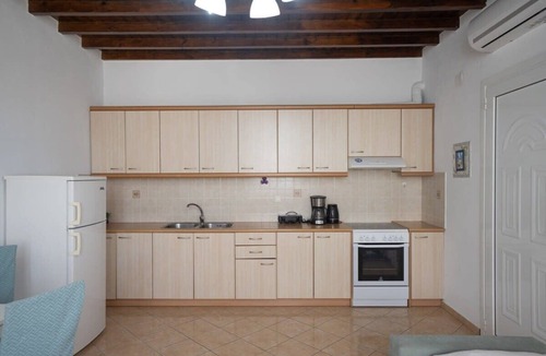 Plintri Apartment | Mykonos Stylish Ivory 1 Bd Apt with Shared Pool