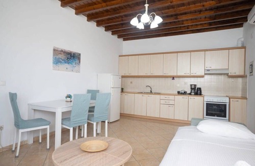 Plintri Apartment | Mykonos Stylish Ivory 1 Bd Apt with Shared Pool