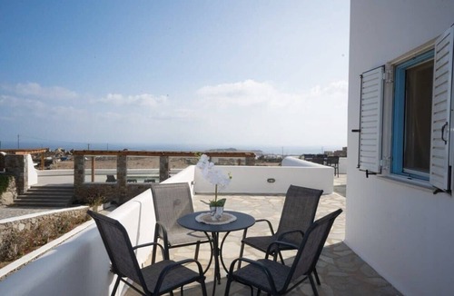 Plintri Apartment | Mykonos Stylish Ivory 1 Bd Apt with Shared Pool