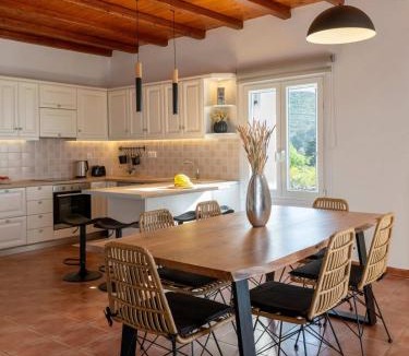 Parikia House | Myrsini Traditional Hillside Cottage