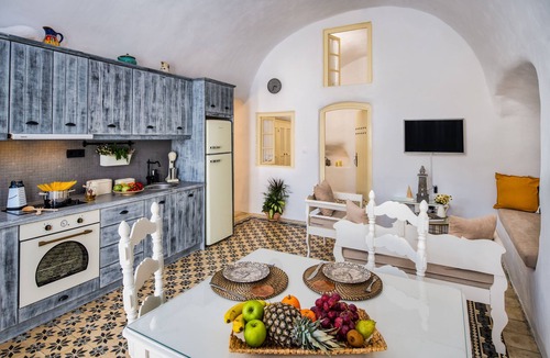 Messaria House | Mystagoge cave pool/jacuzzi, cellar and hammam
