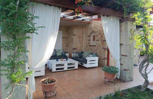 Flogita House | Naturstein-Mediterranhaus mit Gartenblick