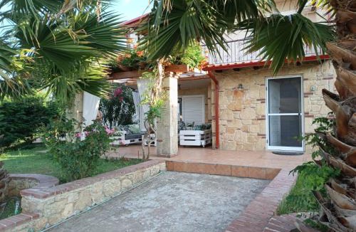 Flogita House | Naturstein-Mediterranhaus mit Gartenblick