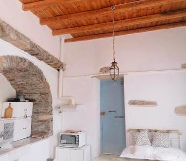 Naxos Apartment | Naxos Mountain Retreat - Tiny House Build on Rock