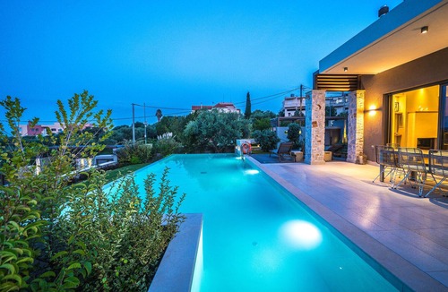 Daratsos Villa | Near to Beach & Chania City/Private Pool/Gym/Games Room with Billiard